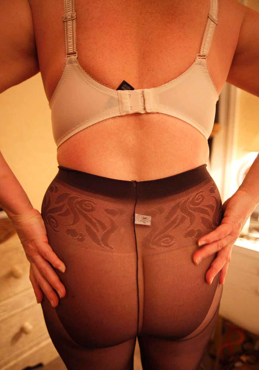 En raffig, mullig, medelålders kvinna med stor, sexig bak