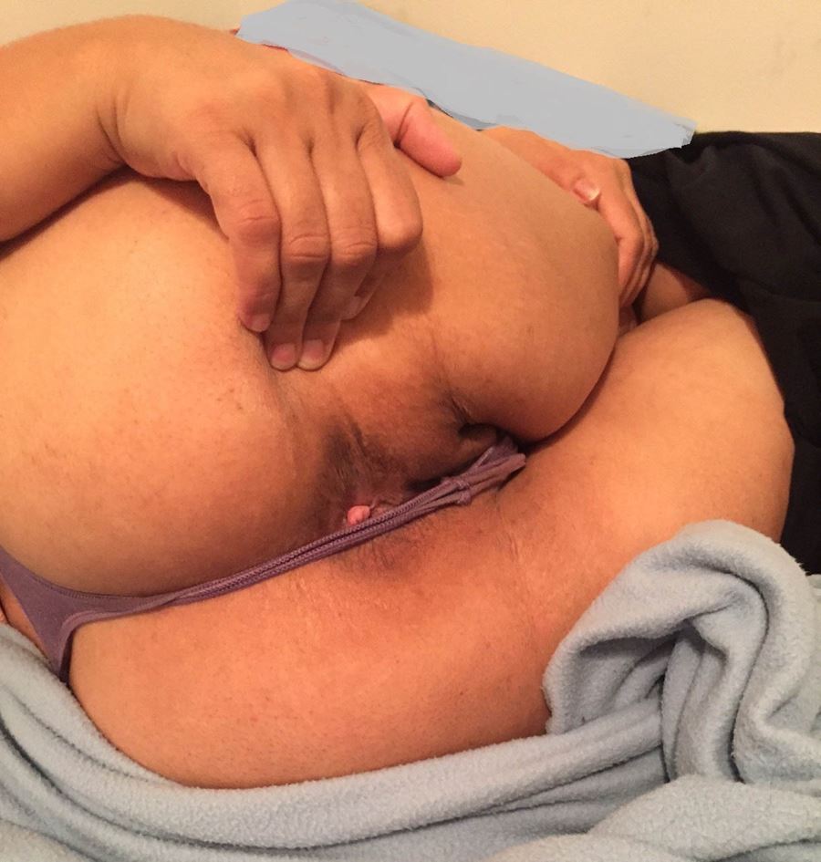 En vacker, välformad, äldre mogen kvinna med stor, välformad, härlig bak